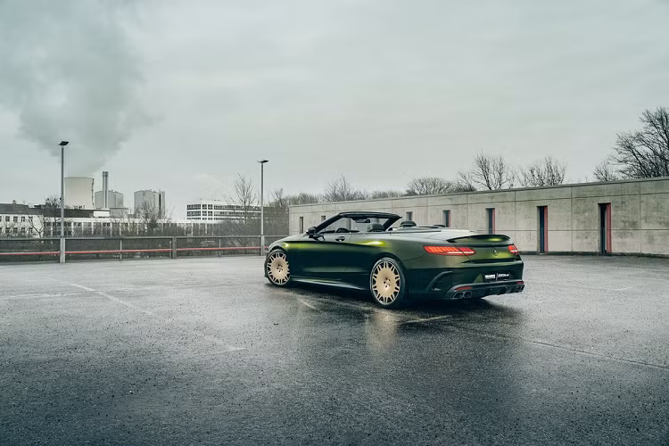 Ống xả thể thao cũng do Brabus chế tạo, giúp tăng cường độ âm thanh của khối động cơ V8. Tuy nhiên, mẫu S63 Convertible này vẫn giữ lại động cơ nguyên bản.