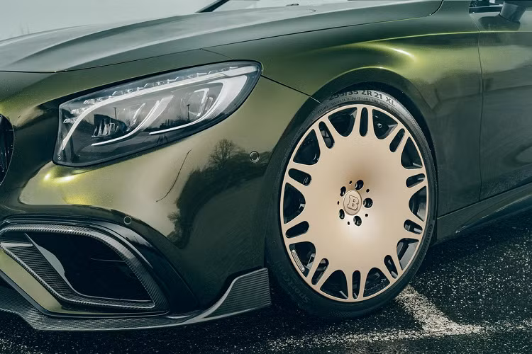 Xe được trang bị bộ mâm Brabus Monoblock M "Platinum Edition" 21 inch với vành kim loại màu đồng, đi kèm với lốp 255/35 R21 ở phía trước và 295/30 R21 ở phía sau.