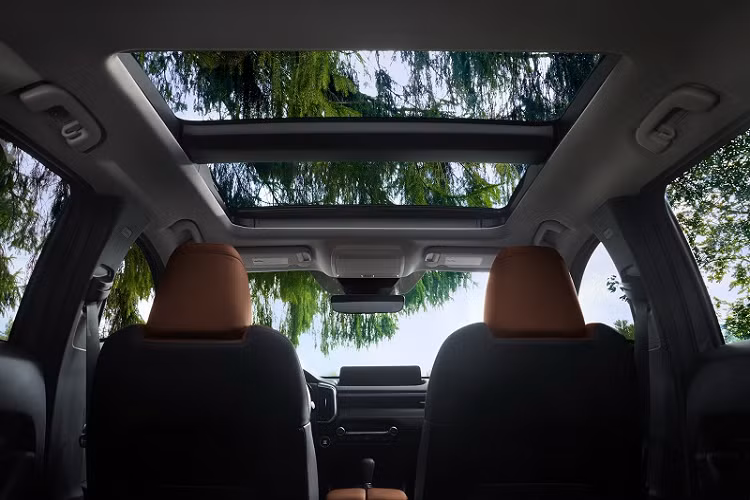 Kết hợp cùng chế độ lái off-road Mi-Drive, công nghệ này hứa hẹn sẽ cải thiện phản ứng và tăng cường độ bám của bánh trước khi đánh lái. Hệ dẫn động 4 bánh toàn thời gian i-Activ đồng thời đảm bảo bánh trước và bánh sau quay cùng tốc độ, giúp CX-50 xử lý dễ dàng hơn.