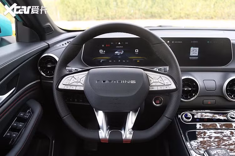 Đối với nội thất, Dongfeng T5 Evo sở hữu không gian cabin đủ rộng rãi cho 5 người ngồi. Các trang bị nổi bật của xe gồm màn hình kép 10,25 inch nối liền cho hệ thống màn hình giải trí và đồng hồ công-tơ-mét, hệ thống điều hoà tự động, hệ thống ra lệnh bằng giọng nói, sạc điện thoại không dây, cửa sổ trời, ghế ngồi và vô-lăng bọc da, ốp trang trí giả sợi carbon,...