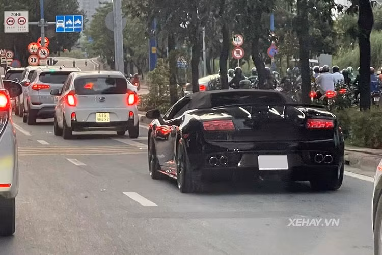 Siêu phẩm này được trang bị bộ mâm thể thao 5 chấu kép kích thước 19 inch cùng kẹp phanh được sơn màu xanh lá nổi bật. Có thể thấy, dù ra mắt từ tháng 11/2021 nhưng đến nay vẻ đẹp của Lamborghini Gallardo Spyder Performante vẫn không hề bị lu mờ.