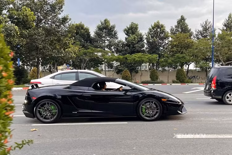 Cung cấp sức mạnh cho siêu phẩm Lamborghini Gallardo LP570-4 Spyder Performante duy nhất tại Việt Nam là khối động cơ V10 5.2L, sản sinh công suất tối đa 570 mã lực và 540 Nm mô-men xoắn cực đại. 