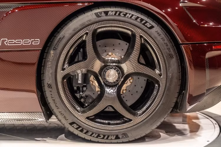 Koenigsegg Regera chỉ được sản xuất ra 80 chiếc xe trên toàn thế giới và khách hàng có quyền can thiệp vào quá trình sản xuất của xe bên cạnh việc chọn màu sơn cũng như các tùy chọn khác. Hoàng Kim Khánh chọn mua xe Koenigsegg Regera có sẵn nhưng chưa rõ là của đại lý Dubai quen thuộc hay ở Mỹ.