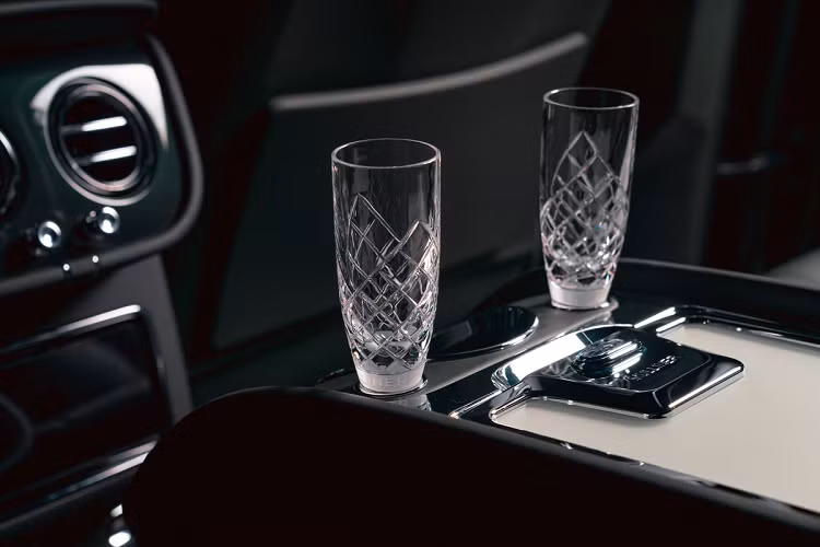 Bộ làm mát này đi kèm với 2 ly thủy tinh Cumbria Crystal được chế tạo thủ công. Ngoài ra, Bentley Bentayga Hybrid còn có hệ thống kính làm mờ, cửa hít.