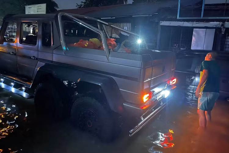 Vào cuối tuần vừa qua, những trận mưa lớn kéo dài đã khiến lũ lụt xảy ra tại nhiều bang của Malaysia. Với mực nước cao tại các khu vực tại đất nước này, những chiếc xe bán tải và ôtô gầm cao đã được sử dụng để cứu trợ cho người dân vùng lũ. Trong số đó, nổi bật nhất chiếc SUV Brabus G700 6x6 hàng khủng.