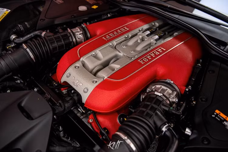 Siêu xe Ferrari 812 GTS là chiếc xe mui trần mạnh mẽ nhất có thể được mua một cách dễ dàng ở thời điểm hiện tại. Sử dụng động cơ V12, hút khí tự nhiên, dung tích 6.5 lít nên siêu xe mui trần của Ferrari 812 Superfast sở hữu công suất tối đa 789 mã lực đi cùng mô-men xoắn cực đại 718 Nm.