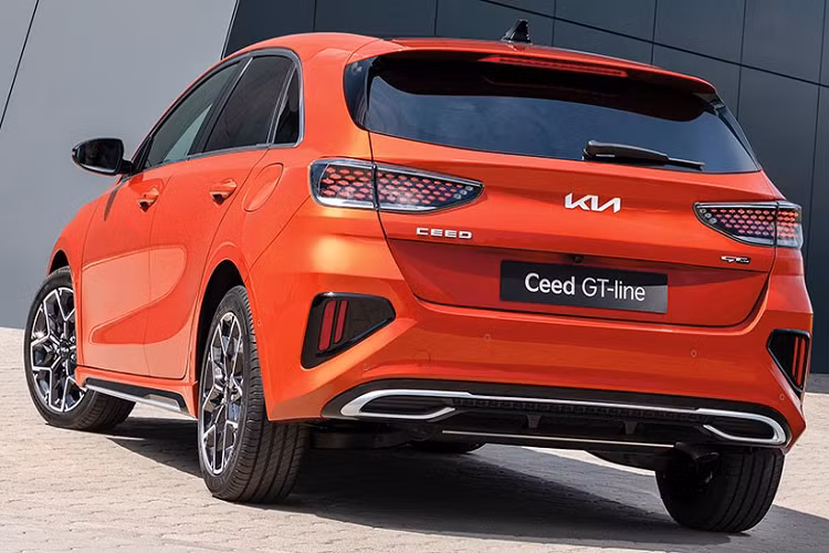Trong khi đó, hệ truyền động plug-in hybrid bao gồm máy xăng 4 xi-lanh, dung tích 1.6L, mô-tơ điện 44,5 kW, cụm pin lithium-ion polymer 8,9 kWh và hộp số tự động ly hợp kép 6 cấp được dành cho Kia Sportswagon PHEV 2022. Hệ truyền động này tạo ra công suất tổng cộng 141 mã lực và mô-men xoắn cực đại 265 Nm đồng thời cho phép xe chạy 47 km chỉ bằng mô-tơ điện. 