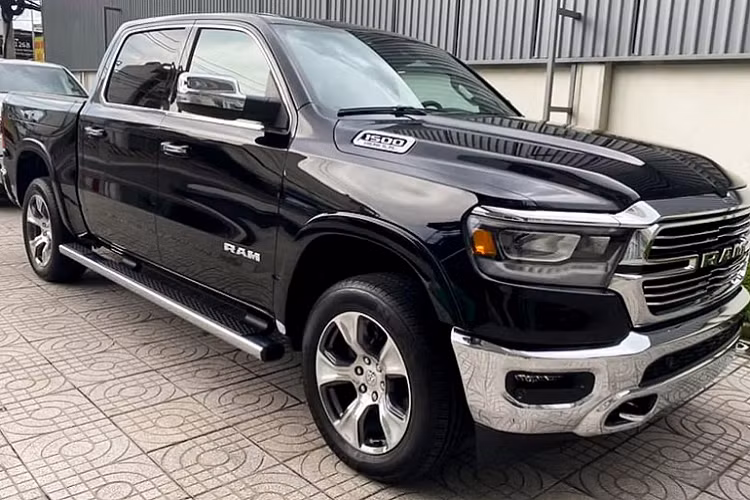  Bán tải Ram 1500 2021 mới sẽ được ra mắt tại Việt Nam vào ngày 26/9 sắp tới, xe được phân phối bởi Jeep Vietnam Automobile (JVA) – đơn vị đang phân phối thương hiệu xe Jeep tại thị trường Việt Nam. Đồng thời, Jeep Vietnam Automobile (JVA) sẽ trở thành nhà phân phối chính thức cho thương hiệu Ram tại thị trường Việt Nam.