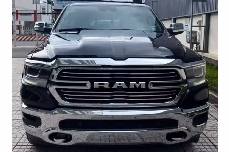 Bán tải Ram 1500 sở hữu thiết kế mang phong cách cổ điển, mạnh mẽ khó “đụng hàng” trên phố. Ngoại thất Ram 1500 mang phong cách thiết kế cơ bắp, mang hướng cổ điển với lưới tản nhiệt cỡ lớn, mạ chrome và gắn biểu tượng “RAM” chính giữa. Trang bị đèn pha LED. Xe đi kèm với “dàn chân” lắp bộ mâm kích thước 20 inch.