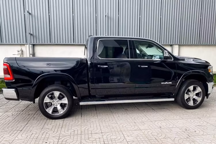 Chính vì thế, Ram 1500 trở thành mẫu bán tải phù hợp với một nhóm nhỏ khách hàng có điều kiện kinh tế khá giả. Cần một mẫu bán tải mạnh mẽ, hầm hố và rộng rãi để phục vụ cho gia đình hay thỏa đam mê.