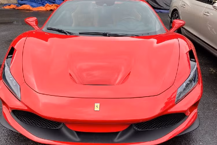 Siêu xe Ferrari F8 Tributo được xem là mẫu xe tiền nhiệm của Ferrari 488 GTB nhưng "ngựa chồm" này vẫn được trang bị khối động cơ V8, dung tích 3.9 lít, tăng áp kép quen thuộc. "Trái tim" này trên siêu xe Ferrari F8 Tributo sẽ sản sinh công suất tối đa 710 mã lực tại vòng tua máy 8.000 vòng/phút và mô-men xoắn cực đại 770 Nm tại tua máy 3.250 vòng/phút. Các thông số này giống hệt với mẫu siêu xe Ferrari 488 Pista. 