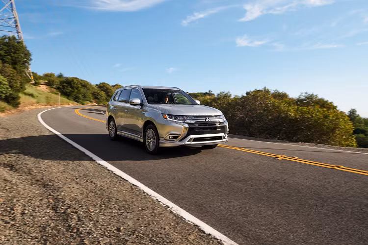 Theo Mitsubishi, Outlander PHEV 2021 được cải thiện khả năng chống ồn, chống rung, có thêm 2 chế độ lái Sport, Snow và phiên bản Limited Edition. Outlander PHEV có lưới tản nhiệt, cản sơn đen, bộ mâm hợp kim 18 inch tối màu.