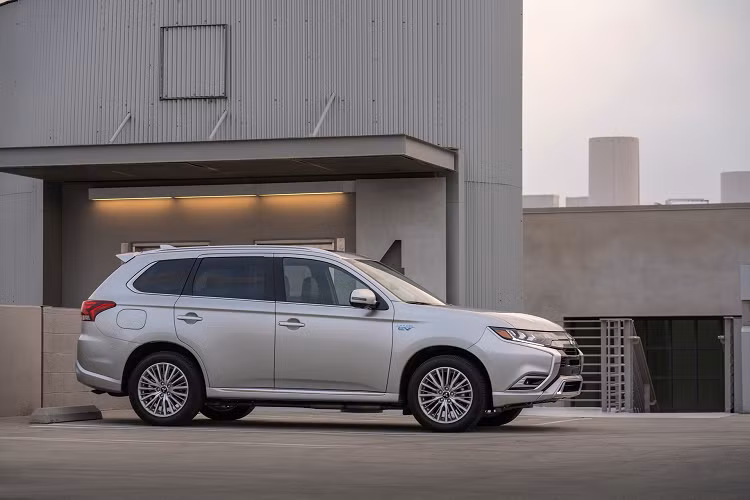 Hãng xe Nhật Bản vừa giới thiệu mẫu Mitsubishi Outlander PHEV 2021 tại thị trường Bắc Mỹ. Mẫu SUV này vẫn thuộc thế hệ thứ 3. Kiểu dáng của xe không thay đổi nhiều, điểm nhấn của đời 2021 nằm ở động cơ.