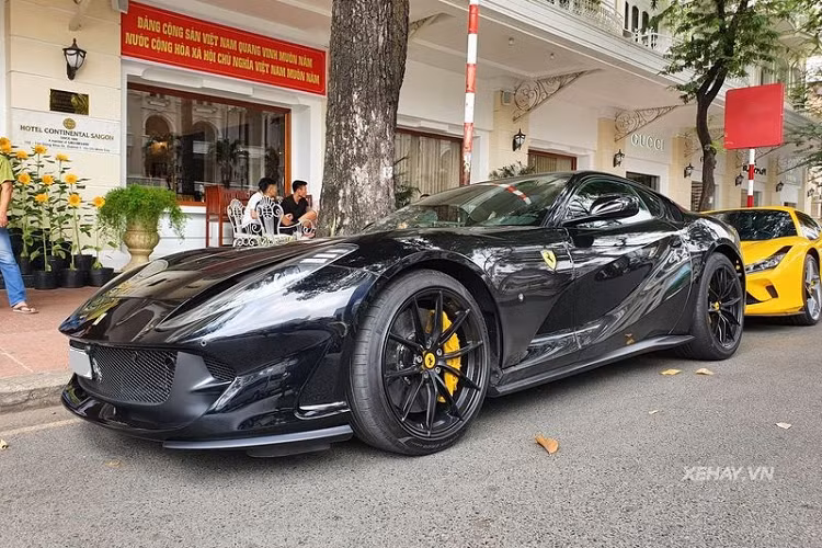 Xếp ngay phía trước F8 Spider là siêu xe Ferrari 812 Superfast thứ 2 tại Việt Nam, toàn bộ thân xe được phủ đen mang đến một cái nhìn đầy bí ẩn và mạnh mẽ. Nổi bật trên nền đen tuyền đó là bộ kẹp Brembo phanh màu vàng, ẩn sau các mâm xe Nero 20 inch đa chấu được sơn đen mờ.