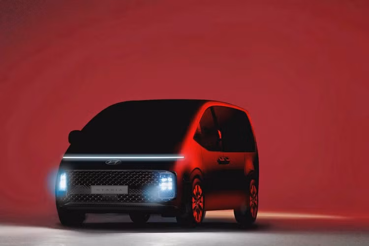 Mới đây, hãng Hyundai đã chính thức vén màn một mẫu xe hoàn toàn mới mang tên Staria. Đây là mẫu xe MPV được phát triển theo phong cách sáng tạo và hướng đến tương lai. Hyundai Staria 2022 mới được ghép từ 2 từ là "Star" (nghĩa ngôi sao) và Ria (nghĩa là sóng). Cái tên này vốn được lấy cảm hứng từ thiết kế bên ngoài của phi thuyền.