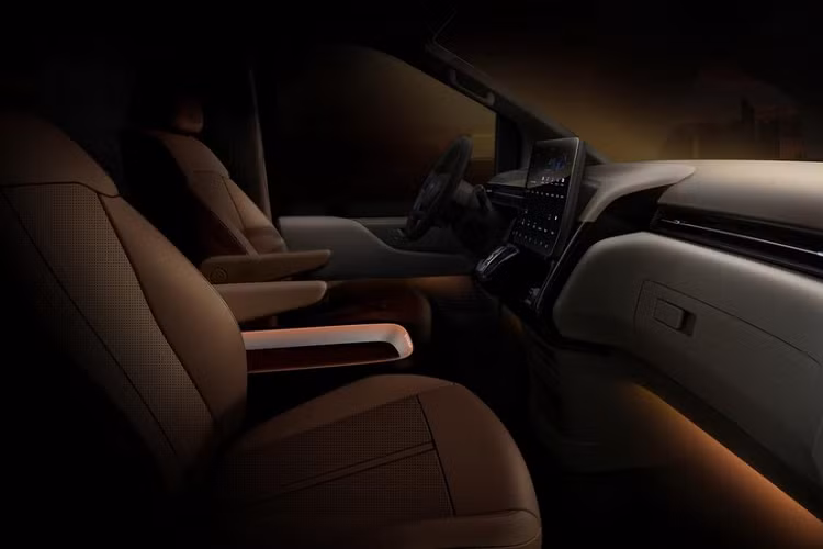 Bên ngoài, Hyundai Staria hoàn toàn mới sở hữu thiết kế độc đáo. Xe được trang bị lưới tản nhiệt cỡ lớn với mắt lưới giống Hyundai Santa Fe 2021. Nằm hai bên lưới tản nhiệt là cụm đèn pha vuông vắn. Đặc biệt, Hyundai Staria còn đi kèm dải đèn LED định vị ban ngày nằm trên nắp ca-pô. Dải đèn này kéo dài đến hết chiều rộng của nắp ca-pô và nằm ngay bên trên logo của hãng Hyundai.