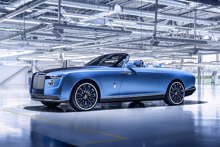 Khu vực để đồng hồ cũng được bố trí trong cabin. Rolls-Royce Boat Tail không phải là một mẫu mui trần truyền thống, nó có một mái che có thể tháo rời giống như dù ở phía sau. Hãng xe siêu sang Anh quốc từng hạn chế khách hàng thay đổi kiểu dáng xe và khoản tiền đặt cọc, nhưng Boat Tail là một minh chứng cho thấy hãng đã thay đổi.
