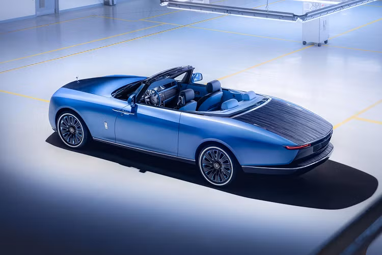 Có nét thiết kế giống như những mẫu xe cổ điển, Rolls-Royce Boat Tail siêu sang được xây dựng trên cùng nền tảng với Phantom, Ghost và Cullinan, trang bị động cơ V12 6.75L tăng áp kép.