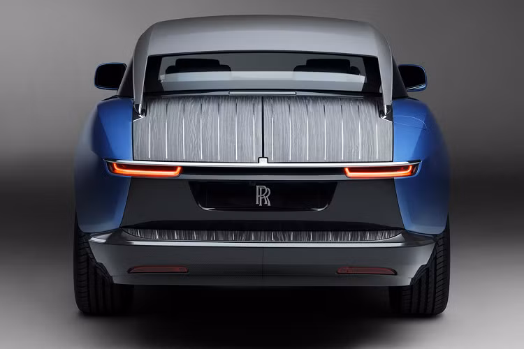 Chiếc Rolls-Royce Boat Tail được công bố có màu xanh lam ngoại thất và được đặt theo tên chủ xe. Rolls-Royce cho biết màu sắc này gợi lên ý nghĩa hàng hải, huyền ảo trong bóng râm và lấp lánh khi ở ngoài nắng.