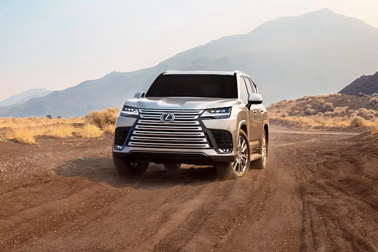 Tuỳ thuộc vào phiên bản gồm: Tiêu chuẩn Standard, Premium, Luxury, F SPORT và Ultra Luxury sẽ có trang bị khác nhau. Xe sở hữu kích thước chiều dài cơ sở 2.850 mm từ thế hệ đầu tiên vào năm 1995. Theo Lexus, kích thước này mang lại khả năng vận hành cao trên địa hình gồ ghề và nội thất rộng rãi. Các góc vượt chướng ngại vật trên mặt đất (góc tiếp cận, góc khởi hành và góc vượt đỉnh dốc), góc nghiêng tối đa 44 độ, đi kèm với khả năng leo dốc 45 độ và vượt nước sâu 700 mm.