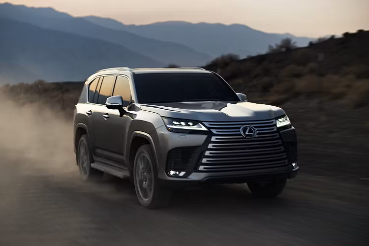 Lexus LX 2022 thế hệ hoàn toàn mới sử dụng nền tảng GA-F hoàn toàn mới, cứng hơn 20%, tiếp tục trung thành với khung gầm rời (body-on-frame). Nhờ sử dụng nền tảng khung gầm mới, trọng lượng xe giảm khoảng 200kg (441 pound) so với thế hệ cũ.