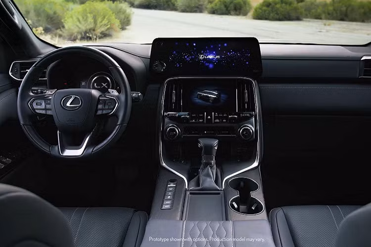Lexus LX 2022 từ bỏ động cơ xăng V8 dung tích 5.7L hút khí tự nhiên ở thế hệ cũ (3UR-FE), chuyển sang sử dụng động cơ xăng V6 dung tích 3.5L tăng áp kép, mã động cơ V35A-FTS, cho công suất tối đa 409 mã lực và mô-men xoắn cực đại 650Nm tại 3.600 vòng/phút. Sức mạnh được truyền xuống bốn bánh (4WD), thông qua hộp số tự động 10 cấp Direct Shift mới (10AT).