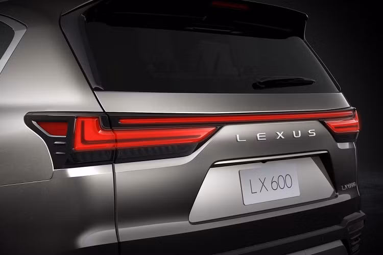 Lexus LX600 2022 cũng có hệ thống màn hình hiển thị đa địa hình (Multi-Terrain Monitor) tương tự như Land Cruiser 2022. Hệ thống này sử dụng 4 camera để giúp người lái quan sát xung quanh xe. Tất cả được hiển thị trên toàn bộ màn hình 12,3 inch, cho phép người lái kiểm tra tình trạng đường xá, điểm mù… Ở phiên bản F Sport thể thao, xe đi kèm với nhiều trang bị như Hệ thống treo có thể thay đổi thích ứng (AVS) và hệ thống lái trợ lực điện (EPS) được điều chỉnh thiếp lập thiên hướng thể thao, cho khả năng xử lý nhạy bén hơn.