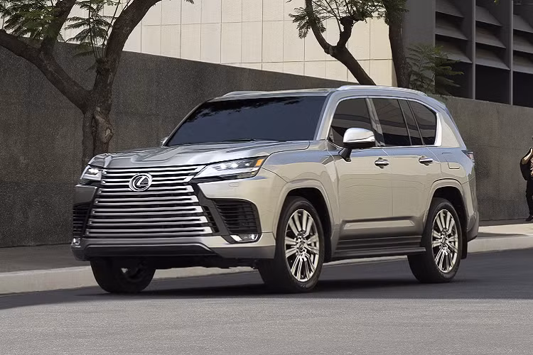 Dòng Lexus LX thế hệ thứ 3 (J200) đã có mặt trên thị trường từ năm 2007, đến nay đã gần 15 năm với nhiều bản nâng cấp khác nhau. Sau khi Toyota ra mắt Land Cruiser thế hệ mới (300 Series), hãng xe sang của Toyota – Lexus đã nhanh chóng giới thiệu Lexus LX 2022 hoàn toàn mới, đồng thời thay đổi tên gọi từ LX570 thành LX600.