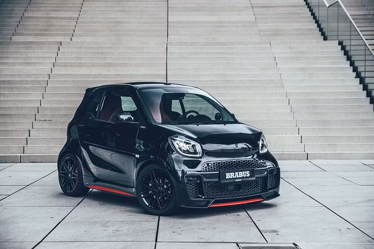 Về kiểu dáng, Brabus 9R chạy điện vẫn giữ lại gần như nguyên bản thiết kế của Smart EQ Fortwo Cabiro. Hãng chỉ bổ sung thêm bộ bodykit giúp chiếc xe trông thể thao hơn.