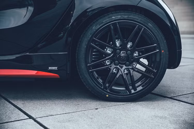 Bộ mâm nguyên bản được thay bằng mâm Monoblock IX màu đen bóng, kích thước mâm trước/sau lần lượt là 16 inch và 17 inch. Hệ thống treo cũng được Brabus nâng cấp thành dạng cuộn (coil over suspension).