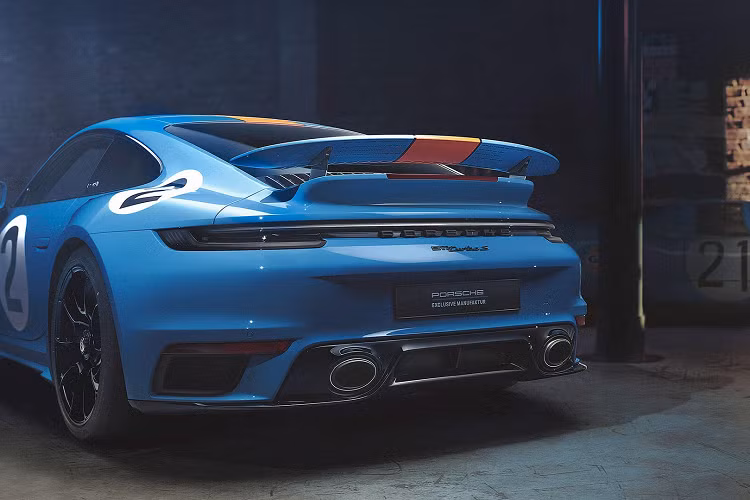 Bên dưới cánh gió khí động học phía sau là 8 chặng mà tay đua này đã giành chiến thắng cùng chiếc Porsche 917K trong các mùa giải 1970 và 1971.