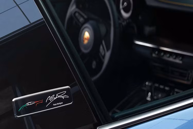 Cột B của xe được gắn huy hiệu chữ ký của Pedro Rodriguez, cùng hình ảnh chiếc Porsche 917K với nền màu quốc kỳ Mexico.