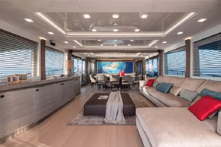 MCY 96 được trang bị 2 động cơ M86 và 2 động cơ MAN V12, sản sinh tổng công suất khoảng 4.100 mã lực, du thuyền có thể đạt vận tốc tối đa 50 km/h.