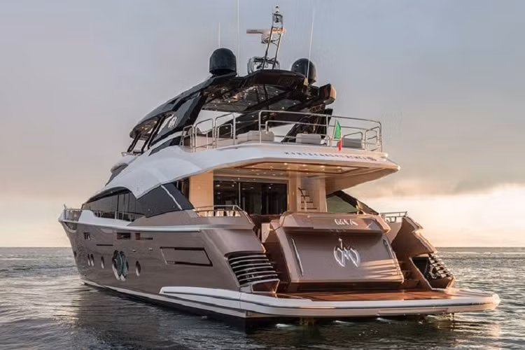 Boong flybridge của MCY 96 không quá rộng nhưng có đủ bàn ăn cho 10 người và một bồn tắm ở mũi thuyền, phần boong này có thể được che lại bằng mái che phía trên.