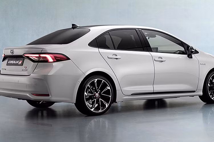 Trong khi phiên bản Hybrid cao cấp có thêm hệ thống soát hành trình (Cruise Control), cảnh báo điểm mù trên gương chiếu hậu (BSM). Cảnh báo phương tiện cắt ngang khi lùi (RCTA). Gương chiếu hậu tự động điều chỉnh khi gài số lùi.