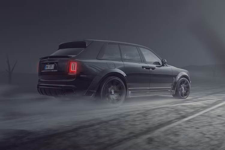 Vòm bánh xe lớn hơn cũng phù hợp với bộ mâm đúc 24 inch của Vossen. Bộ mâm được thiết kế đặc biệt dành cho đường đua, sơn đen với 9 chấu kép, đi kèm với lốp hiệu suất cao có kích thước 295/30 R24 cả trước và sau.