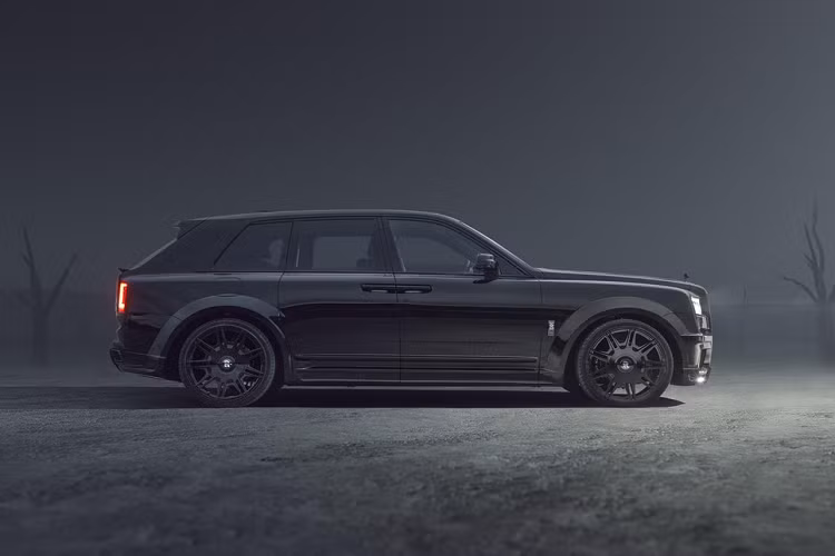 Để làm nổi bật ngoại hình, chiếc Cullinan Black Badge được trang bị bộ widebody của Spofec. Các vòm bánh xe mở rộng giúp chiếc SUV siêu sang rộng thêm 99 mm phía trước và 119 mm phía sau. Ngoài ra, chiều rộng tổng thể của xe cũng tăng thêm 175 mm.