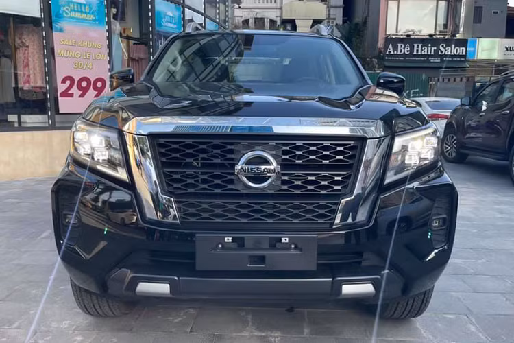 Nissan Navara 2021 phiên bản 2WD cao cấp sở hữu khoảng sáng gầm 225mm, cao nhất so với 3 phiên bản còn lại có khoảng sáng gầm 220mm. Phiên bản này được trang bị đèn pha 4 bi-LED, tích hợp LED chiếu sáng ban ngày. “Dàn chân” sử dụng bộ mâm 18 inch tương tự phiên bản 4WD Cao Cấp, lớn hơn mâm 17 inch ở phiên bản tiêu chuẩn.