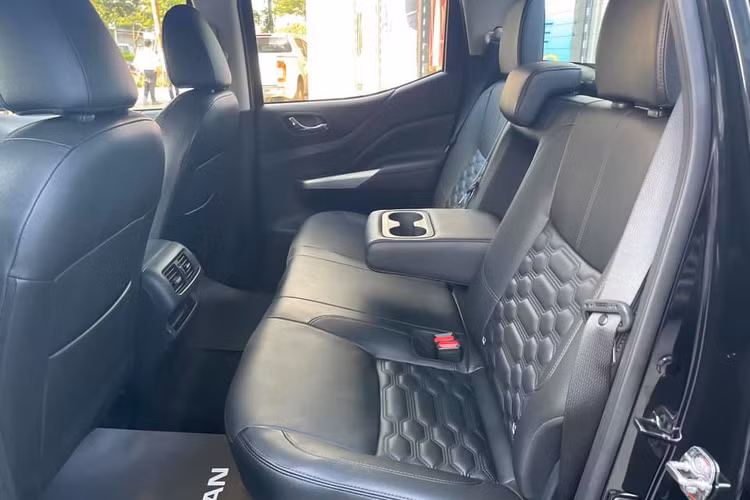 Nếu so sánh với các đối thủ, giá xe Nissan Navara 2021 bản cao cấp 1 cầu (845 triệu đồng) khá cao so với lựa chọn Ford Ranger bản một cầu số tự động XLS 2.2 AT 4x2 (650 triệu đồng) hay Toyota Hilux 2.4 AT 4x2 (giá 674 triệu đồng) chung cấu hình một cầu số tự động.