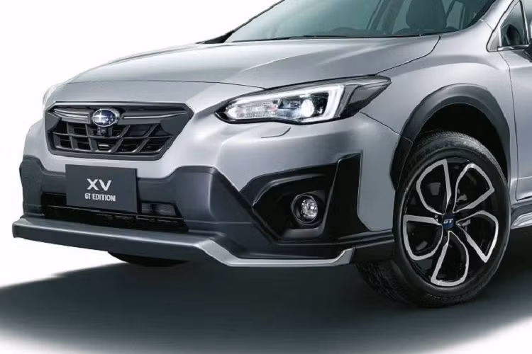 Ở bên sườn, mẫu xe SUV Subaru XV 2022 được bổ sung bộ vành hợp kim 17 inch với thiết kế mới. Riêng bản GT Edition của dòng SUV cỡ B này sẽ dùng vành hợp kim 18 inch như trước. Gương bên ghế phụ lái sẽ tự chỉnh khi xe lùi về phía sau. Bên trong xe, Subaru XV 2022 có thêm ghế lái chỉnh điện 8 hướng và nhớ vị trí, tính năng nhắc nhở thắt dây an toàn ở ghế sau cũng như khóa cửa tự động theo tốc độ.