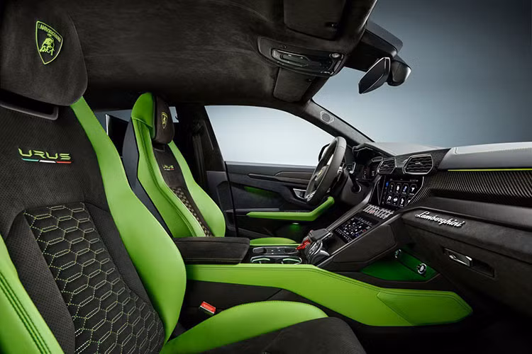 Bên trong Lamborghini Urus Pearl Capsule Edition 2021 là không gian nội thất phối 2 tông màu, chỉ khâu ghế hình lục giác, tựa đầu ghế thêu logo cùng những chi tiết bằng sợi carbon và nhôm màu đen. Ghế bọc da Alcantara chỉnh điện tùy chọn cũng là trang bị dành riêng cho siêu SUV Lamborghini Urus phiên bản Pearl Capsule Edition 2021.