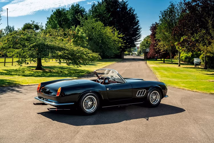  Giá xe Ferrari California Spyder Revival không rẻ, nhưng như thế vẫn là "mềm" hàng chục lần so với một chiếc Ferrari 250 GT SWB California Spyder cổ điển thật. Tùy thuộc vào chiếc xe tài trợ ban đầu, thông số kỹ thuật, và phí vận chuyển, California Spyder Revival có giá từ 750.000 – 850.000 bảng Anh (tương đương 23,6 – 26,7 tỷ đồng). Quá trình giao hàng sẽ bắt đầu vào cuối năm nay.