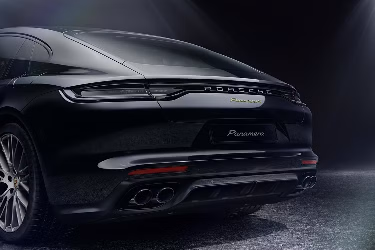 Giá xe Porsche Panamera Platinum Edition có mức bán khởi điểm từ 103.250 USD (khoảng 2,34 tỷ đồng) cho phiên bản cơ sở, 107.350 USD (khoảng 2,43 tỷ đồng) cho Panamera 4 và 116.550 USD (khoảng 2,64 tỷ đồng) cho Panamera 4 E-Hybrid.