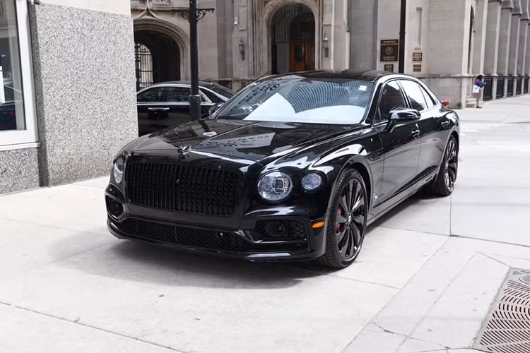 Những khác biệt của Bentley Flying Spur V8 First Edition so với bản tiêu chuẩn bao gồm ký hiệu cờ Liên hiệp Anh xuất hiện trên trụ C ở ngoại thất hay trong khoang lái, dòng chữ First 1 Edition xuất hiện trước mặt ghế phụ và ở bậc cửa như chào đón chủ nhân của xe.