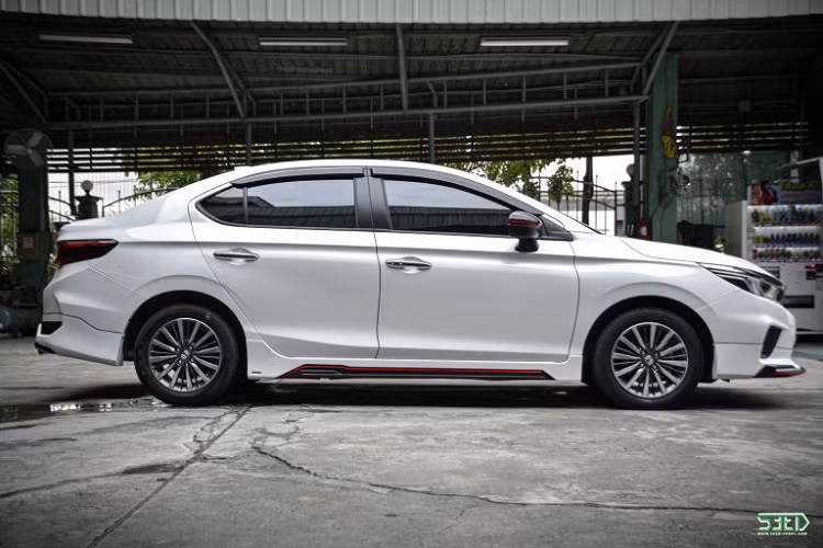 Tất cả phiên bản của Honda City 2021 tại Việt Nam sử dụng động cơ 1.5L 4 xy-lanh, sản sinh công suất 119 mã lực và mô-men xoắn 145 Nm. Đi kèm với động cơ là hộp số vô cấp CVT.
