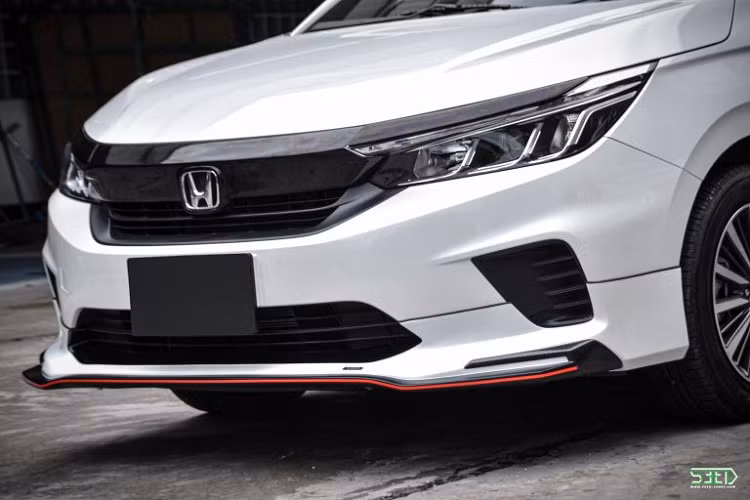 Thuộc nhóm đắt nhất trong phân khúc sedan hạng B, Honda City tại Việt Nam được niêm yết với giá 499-599 triệu đồng cho 4 phiên bản. Trong đó cao cấp nhất là phiên bản thể thao RS.