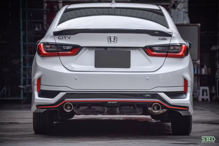 Ở thế hệ thứ 5, Honda City có kiểu dáng trẻ trung và thể thao hơn thế hệ cũ. Mẫu sedan này được trang bị khá đầy đủ với đèn LED trước sau, trong đó đèn trước là dạng chia khoang, mâm hợp kim 16 inch, màn hình trung tâm cảm ứng 8 inch hỗ trợ kết nối Apple CarPlay/Android Auto, vô-lăng bọc da...