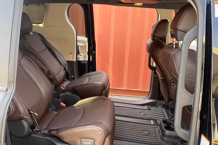Sienna mới được trang bị động cơ 4 xi-lanh 2.5L tiêu chuẩn và hai động cơ điện (hoặc ba động cơ điện với tùy chọn dẫn động bốn bánh). Đó là một thiết lập tương tự với những gì bạn nhận được trong người anh em crossover là RAV4 Hybrid, nhưng trên Sienna tạo ra 243 mã lực. Khả năng kéo của Sienna 2021 cũng tăng lên mức 1.588 kg theo công bố của nhà sản xuất. Sienna 2021 có bốn chế độ lái riêng biệt bao gồm EV, Bình thường, tiết kiệm và Thể thao.
