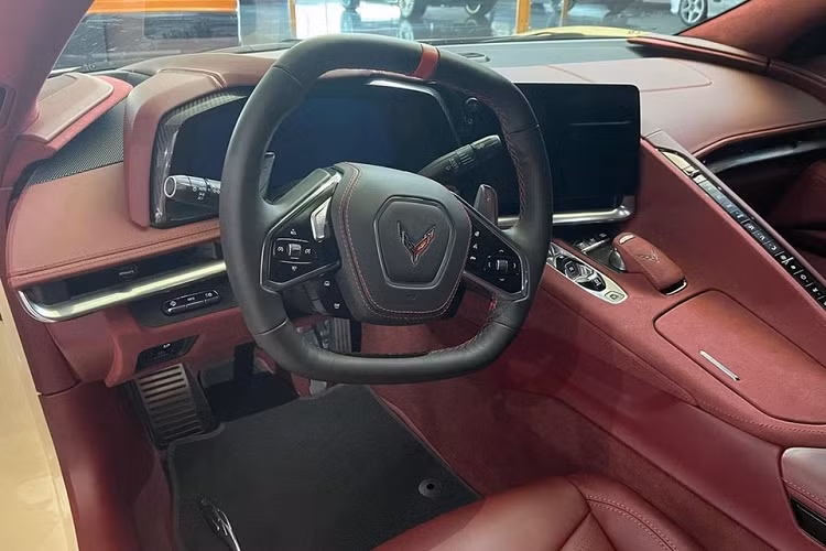 Sức mạnh của Chevrolet Corvette C8 Stingray đến từ động cơ V8 6.2L. Nếu đi kèm với hệ thống ống xả hiệu suất cao, động cơ mới này cho ra công suất 495 mã lực và mô-men xoắn 630 Nm. Đây là sức mạnh lớn nhất từng được trang bị cho một chiếc Corvette bản tiêu chuẩn. Xe được trang bị hộp số ly hợp kép 8 cấp và hệ dẫn động cầu sau.