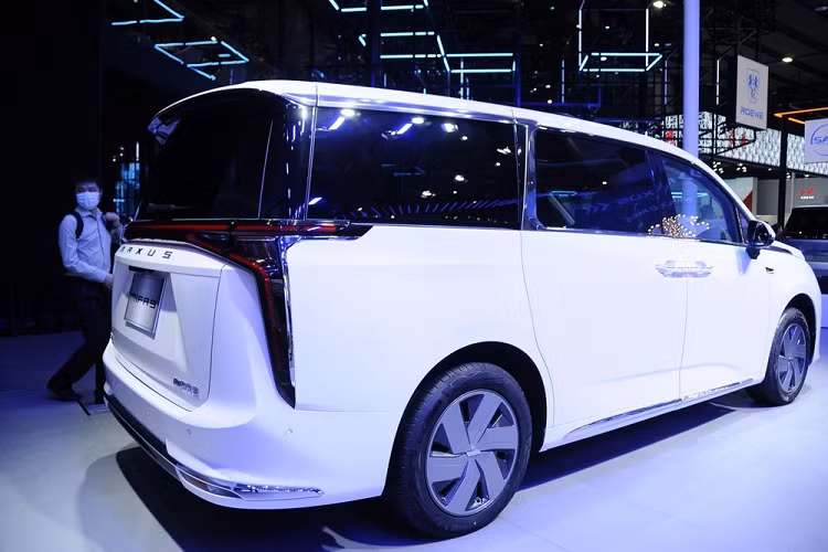 Mẫu xe còn có hỗ trợ lái điểm - điểm, chức năng tự động chuyển làn đường, hỗ trợ tránh khẩn cấp và công nghệ đỗ xe thông minh. SAIC cũng đề cập đến một tính năng gọi nôm na là “Smart Driving Butler”, cho phép xe tự động điều chỉnh phù hợp với hành vi của người lái. Theo nhà sản xuất, Maxus Mifa 9 có trang bị một bộ pin lithium-sắt 90 kWh, cho phép hoạt động trong phạm vi 520 km trong chu kỳ CLTC.